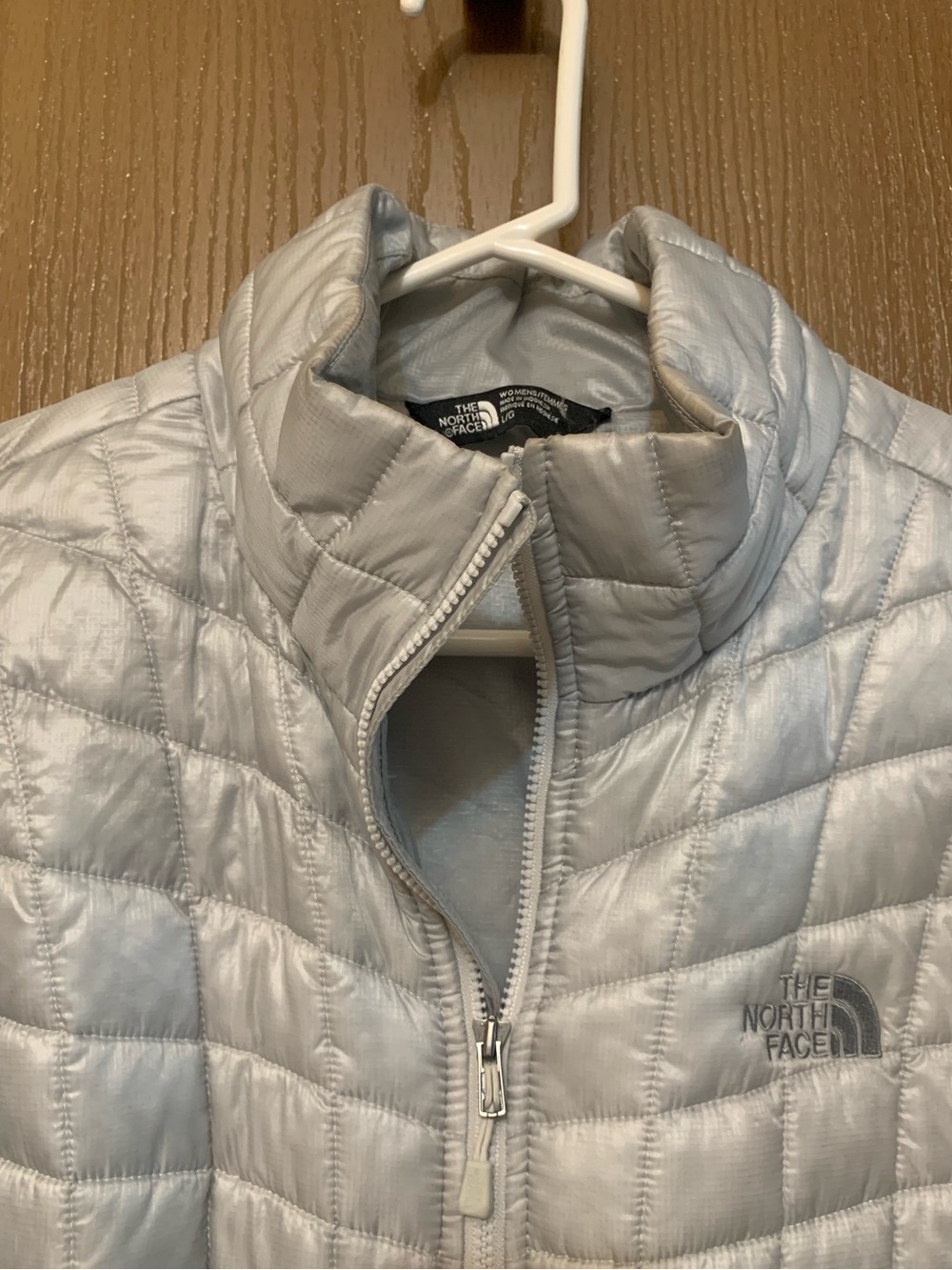 The North Face Women’s Large Lightweight Quilted Silver Puffer Jacket - Picture 5 of 10